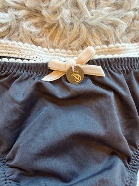 NWT VTG Rare 2009 Victoria’s Secret Gray Thong Pearl Trim Charm Velvet Bow Small